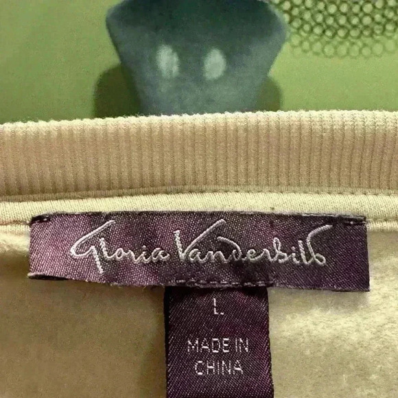 Gloria Vanderbilt Pink Sweatshirt with flower detail on shoulders- Size Large - Picture 2 of 6